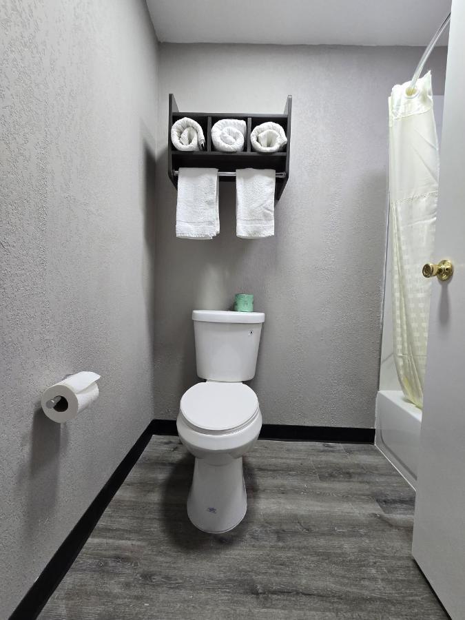 Hilltop Express Inn Ґротон Екстер'єр фото