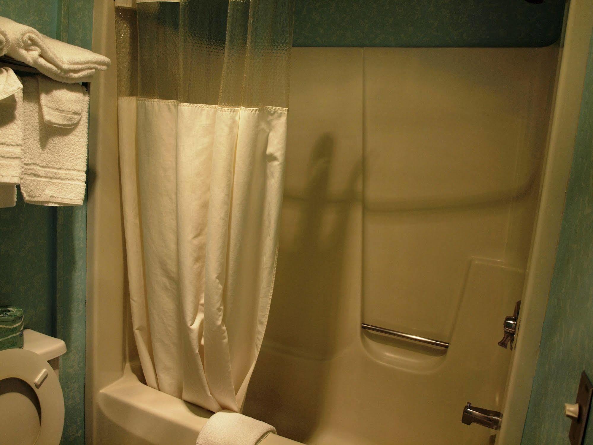 Hilltop Express Inn Ґротон Екстер'єр фото