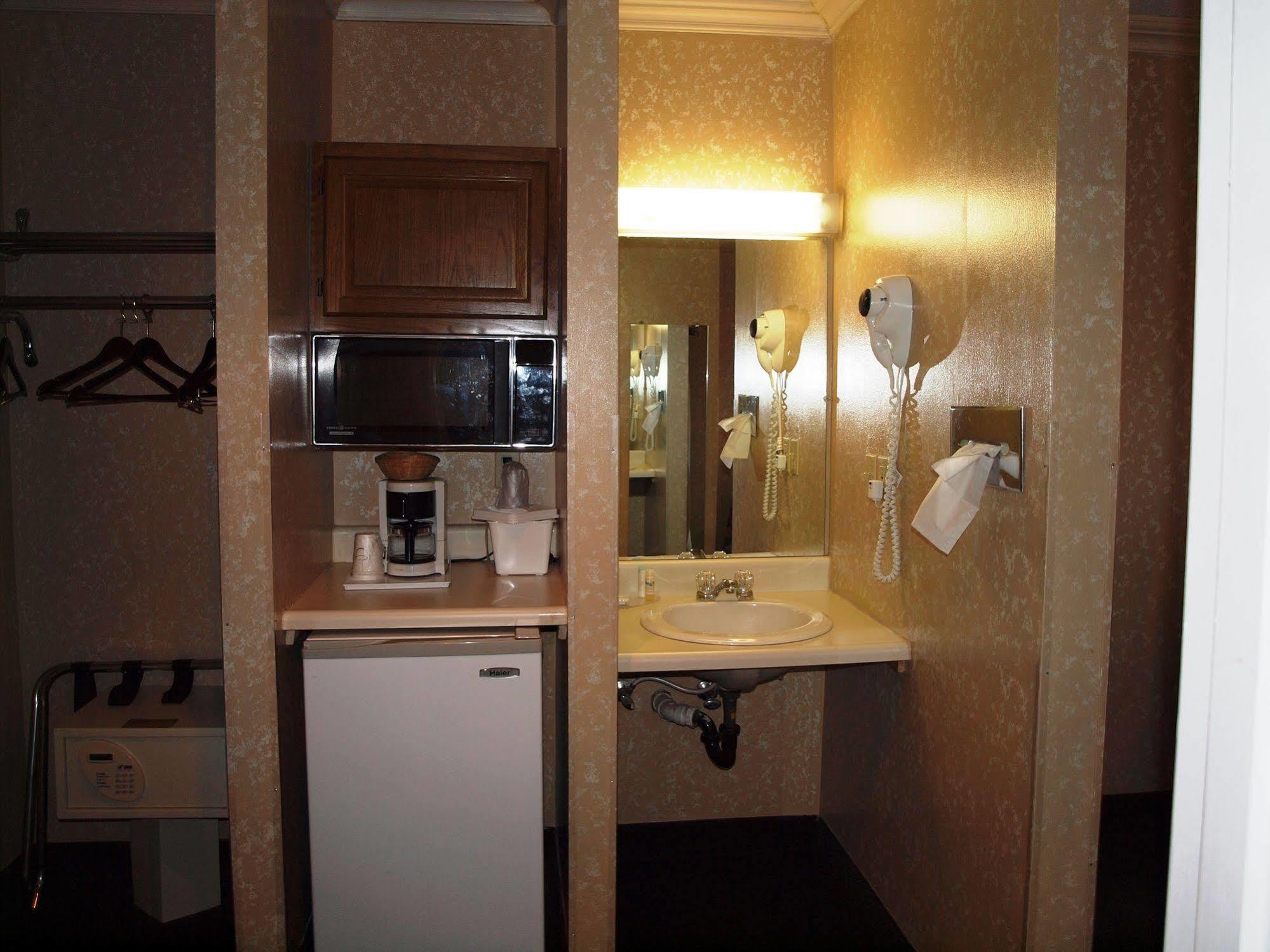 Hilltop Express Inn Ґротон Екстер'єр фото