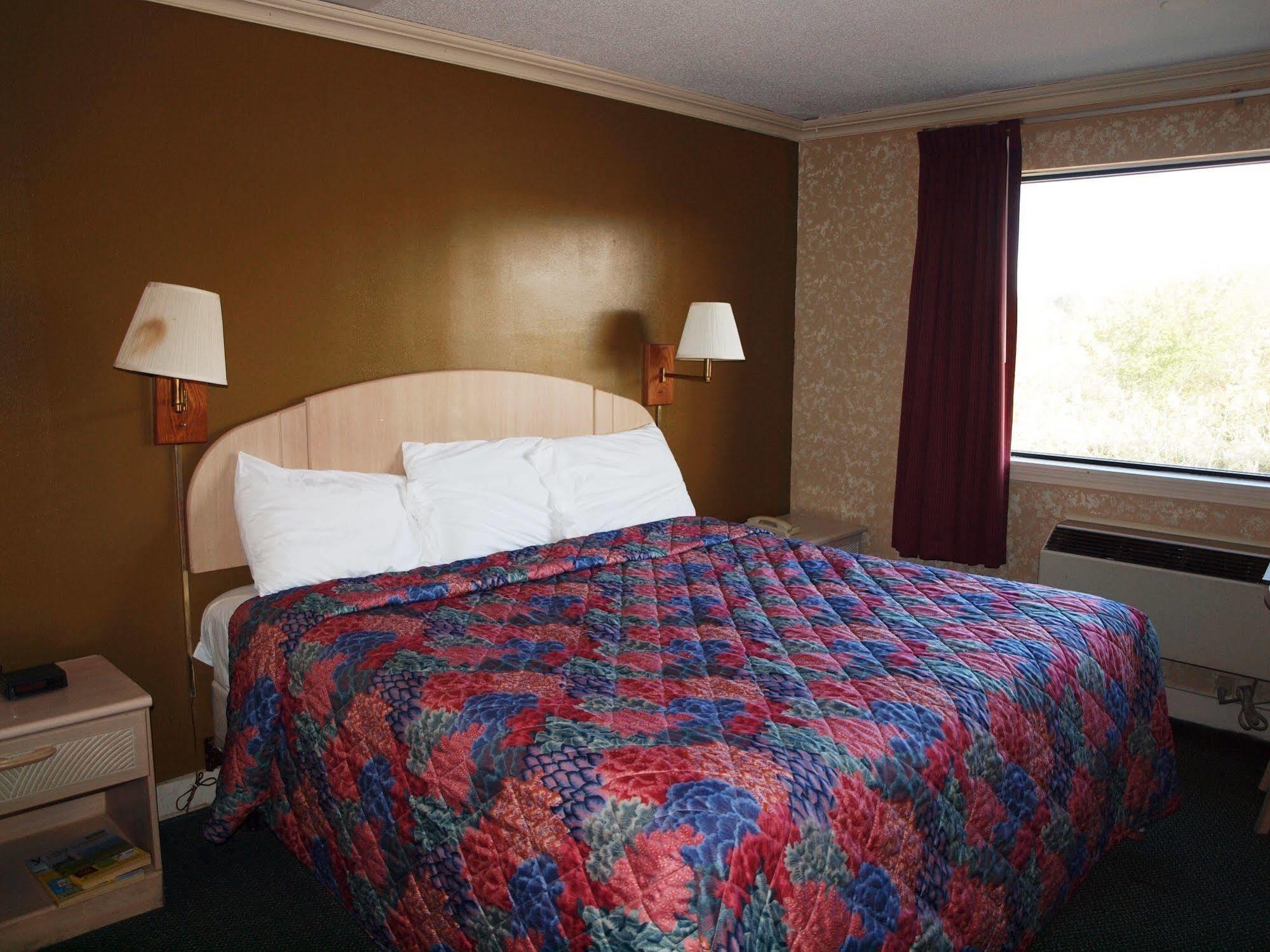 Hilltop Express Inn Ґротон Екстер'єр фото